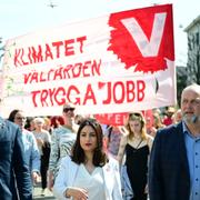 Vänsterpartiets fr v distriktsordförande Håkan Eriksson, partiledare Nooshi Dadgostar (mitten) och Jonas Sjöstedt (th).