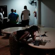 En kvinna i Kingston videosamtalar med en vän inför orkanens ankomst.