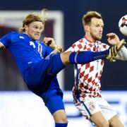 Birkir Bjarnason i närkamp med Kroatiens Ivan Rakitic.