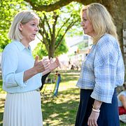 Magdalena Andersson (S) och Elisabeth Thand Ringqvist (C).