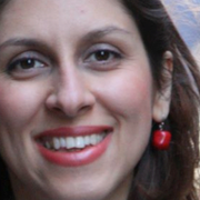 Nazanin Zaghari-Ratcliffes man och dotter utanför iranska ambassaden i London.