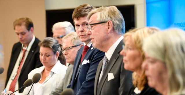 Konstitutionsutskottet vid torsdagens presskonferens Henrik Montgomery/TT / TT NYHETSBYRÅN