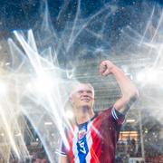 Erling Haaland firar Norges seger.