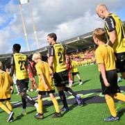 Häckens spelare går in på plan inför en match tidigare i sommar.