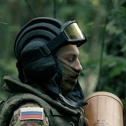 Arkivbild från den ryska försvarsmakten. En rysk soldat bär på ammunition.
