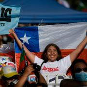 Supporter till Gabriel Boric vid ett valmöte i Santiago, Chile.