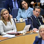 Ebba Busch (KD) och Ulf Kristersson (M) i riksdagen.