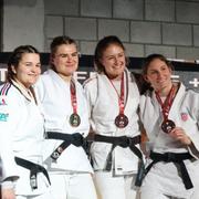 Emma Lette, tvåa från vänster, bärgade Sveriges första guld i jujutsu-EM i Belgien.