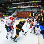 Monitor ERP Arena med tomma läktare under ishockeymatchen i SHL mellan Brynäs och Örebro den 12 mars 2020.