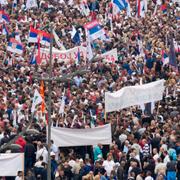 Folk har samltas för att stötta president Aleksandar Vucic framför den serbiska parlamentsbyggnaden i Serbien under fredagen 26 maj.