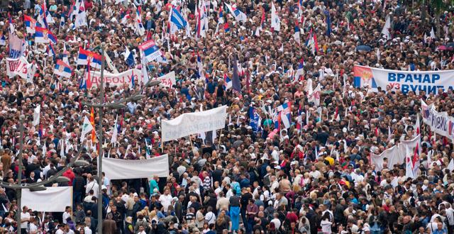 Folk har samltas för att stötta president Aleksandar Vucic framför den serbiska parlamentsbyggnaden i Serbien under fredagen 26 maj. Darko Vojinovic / AP