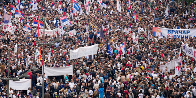 Folk har samltas för att stötta president Aleksandar Vucic framför den serbiska parlamentsbyggnaden i Serbien under fredagen 26 maj. Darko Vojinovic / AP
