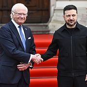 President Volodymyr Zelenskyj hälsar på kung Carl Gustaf utanför Potockipalatset i Lviv.