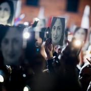 Demonstranter som håller upp bilder på Daphne Caruana Galizia. Arkivbild.