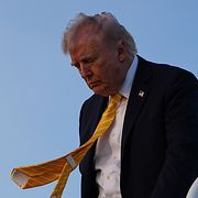 Donald Trump på flygplatsen i Miami tidigt på söndagsmorgonen.