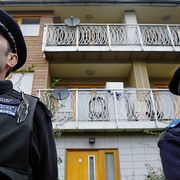 Polis utanför en av bostäderna.