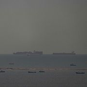 Fartyg på väg mot Hormuzsundet.