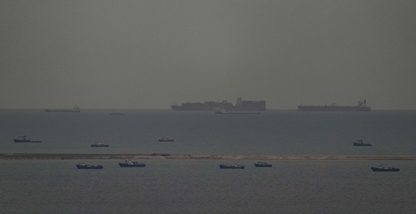Fartyg på väg mot Hormuzsundet.