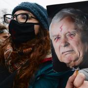 Demonstrant håller upp en bild på Lag och rättvisas ledare Jaroslaw Kaczynski. 