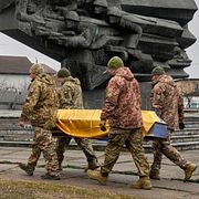 En stupad ukrainsk soldat begravs i Kyiv.
