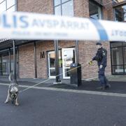 Polis på plats vid en skola i Hallsberg sedan två elever blivit knivskurna inne på skolan.