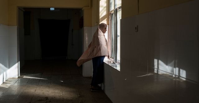 En kvinna på ett sjukhus i Kabul. Petros Giannakouris / AP