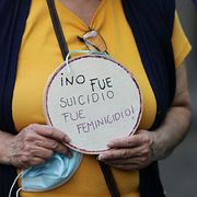 ”Det var inte självmord, det var femicide”, står det på en aktivists skylt vid en protest i Mexiko City. 