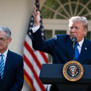 Tidgare bild på Powell och Trump