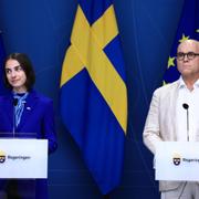 Klimat- och miljöminister Romina Pourmokhtari (L) och John Hassler, professor i nationalekonomi under på en pressträff i oktober. 