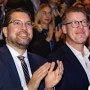 Sverigedemokraternas partiledare Jimmie Åkesson och stabschef Linus Bylund under partiets landsdagar i slutet av november.