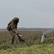 Stillbild från en video från ryska försvarsdepartementet:  ryska soldater skickar en rekognoseringsdrönare mot Ukraina den 15 februari 2026. 