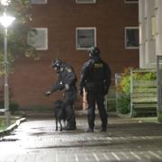 Polisen arbetar på brottsplatsen. 