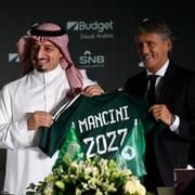 Yasser Al Misehal, ordförande för Saudiarabiens fotbollsförbund, och Roberto Mancini, förbundskapten för det saudiska landslaget.