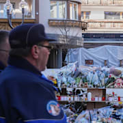 Blommor utanför den avspärrade branden i Crans-Montana. 