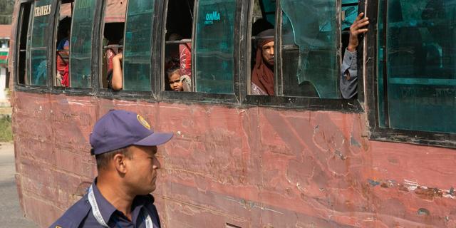 Rohingyer lämnar flyktinglägret i Chittagong, Bangladesh. AP