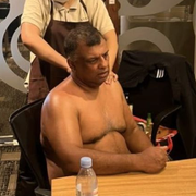 Tony Fernandes får massage.