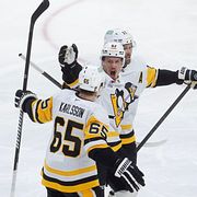 Rickard Rakell firar med Erik Karlsson.