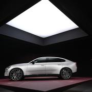 Volvo Cars skulle kunna komma ut relativt helskinnade ur de nya tullarna, tack vare etablerad produktion i USA, menar finansanalytikern Karin O’Connor. 