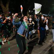 Jublande människor på Plaza Italia i Santiago, Chile, efter omröstningen. 