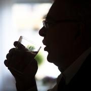 En pensionär dricker ett glas vatten hemma i sin lägenhet. Arkivbild.