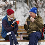 Snön ger glädje för motionärerna Ingegerd och Johan i Sisjöns motionsspår i Göteborg.