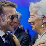 Emmanuel Macron klappar om Christine Lagarde.
