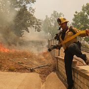 Räddningstjänsten bekämpar en brand i Simi Valley i Kalifornien den 18 maj 2026.