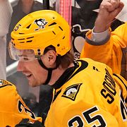 Söderblom, till höger, gratuleras av lagkamraterna.