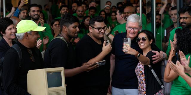 Apples vd Tim Cook på besök i Mumbai i Indien tidigare i år. Rafiq Maqbool / AP