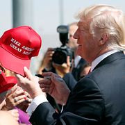 Arkivbild: Donald Trump signerar en Maga-keps i Nevada.