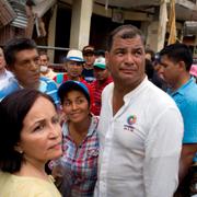 President Correa möter drabbade i staden Pedernales.