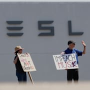 Amerikaner demonstrerar mot Musks engagemang i Doge i april 2025.