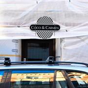 Restaurangen Coco & Carmen, vars fasad håller på att renoveras, på Östermalm i Stockholm.