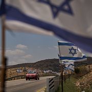 Israeliska flaggor på ockuperade Västbanken.